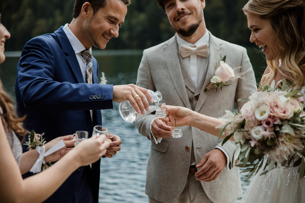 Haselnuss Schnaps von Fang die Nuss wird bei Hochzeit ausgeschenkt