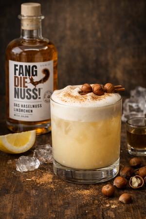 hazelnut sour cocktail rezept fang die nuss haselnuss